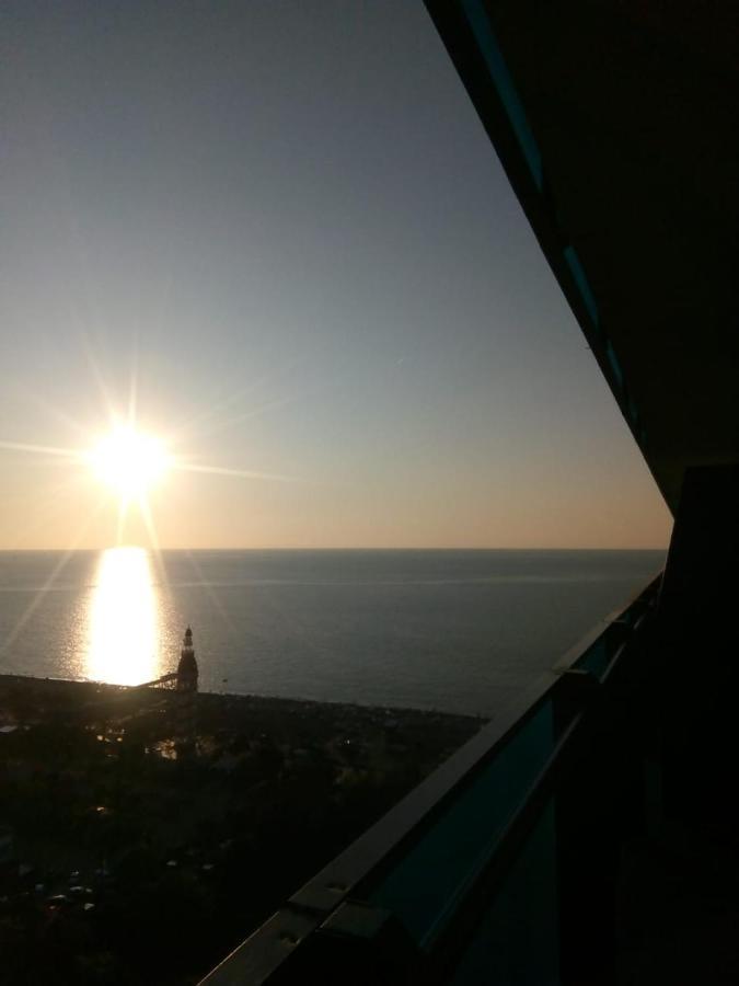 Апартаменты с видом на море Twin Towers Batumi, Orbi City Екстериор снимка